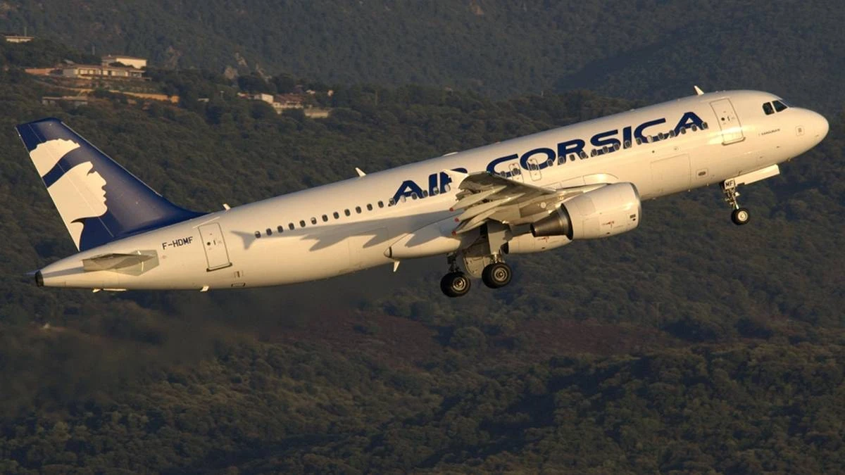 Samolot godzinę krążył nad lotniskiem. Kontroler spał