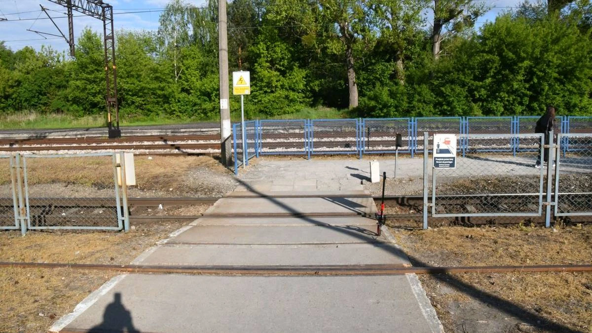 Nietypowy wypadek na torach. Nastolatek miał sporo szczęścia