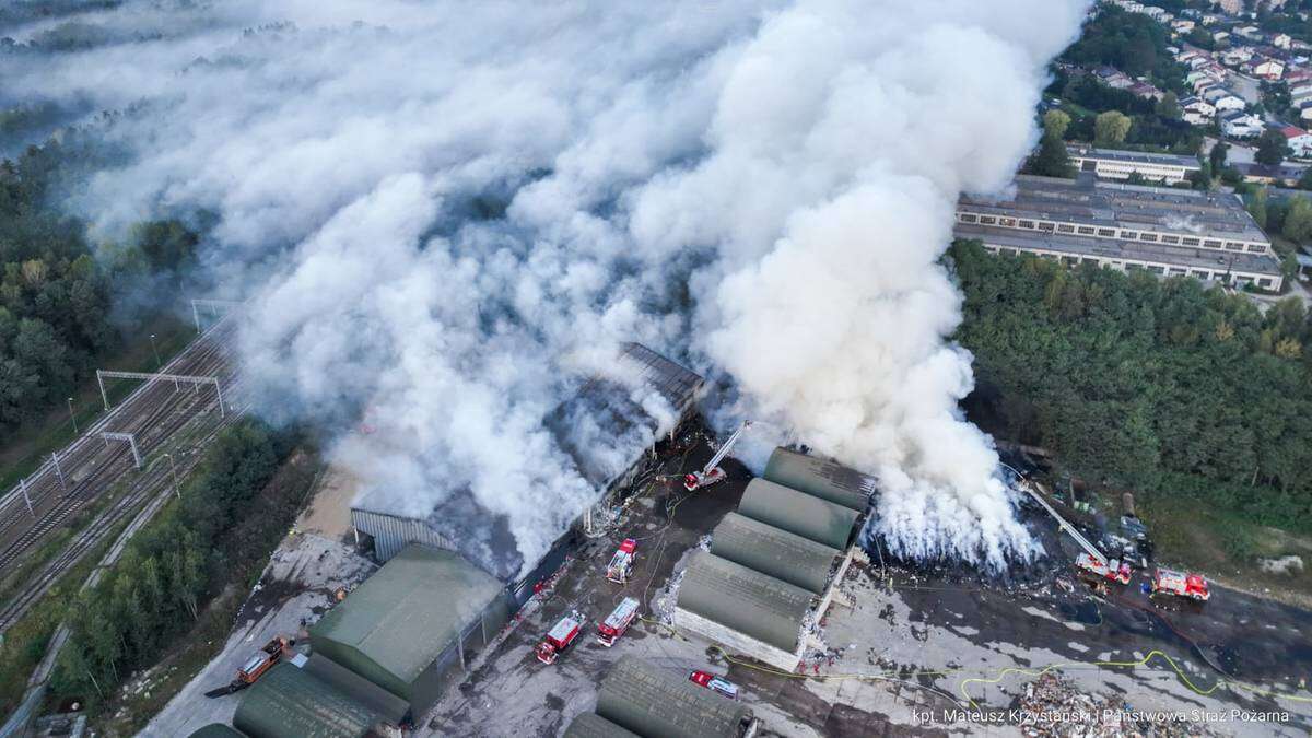 Ogromny potężny w Koniecpolu. Płonie hala z odpadami