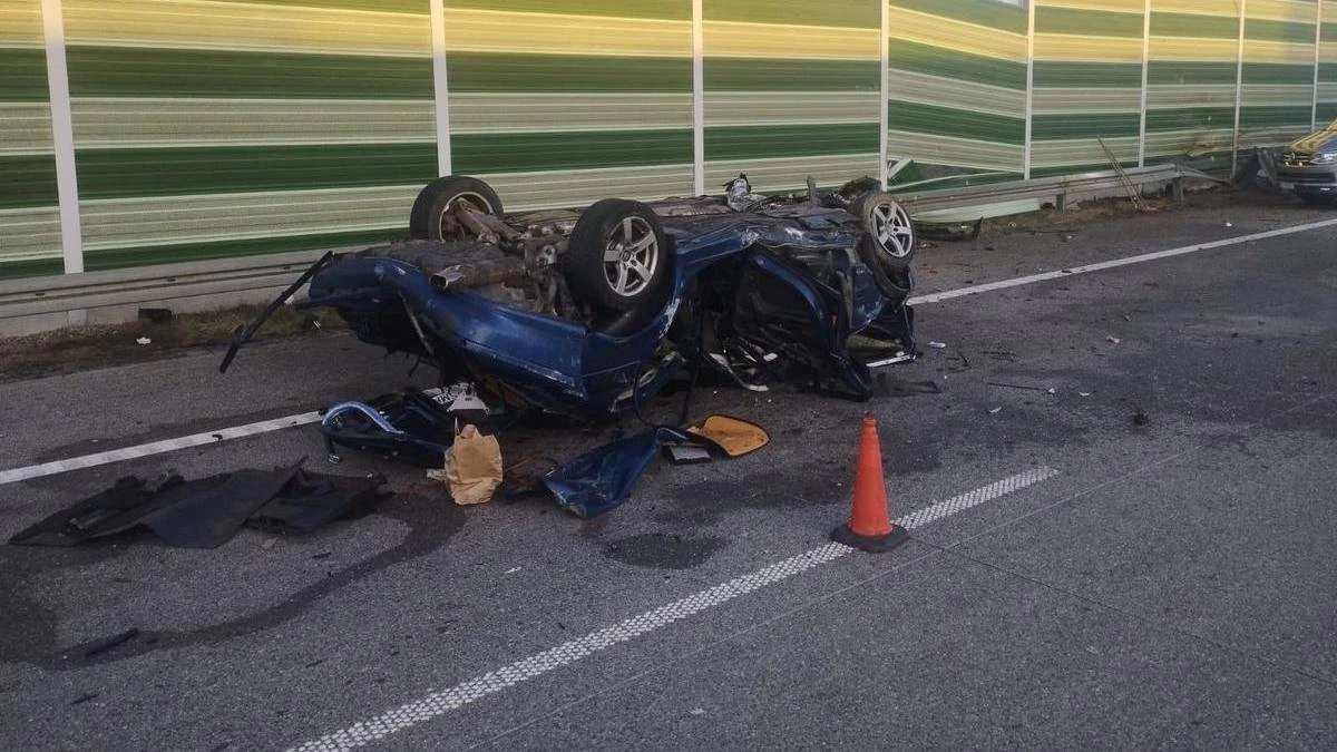 Bmw dachowało, prowadził 21-latek. Autostrada zablokowana