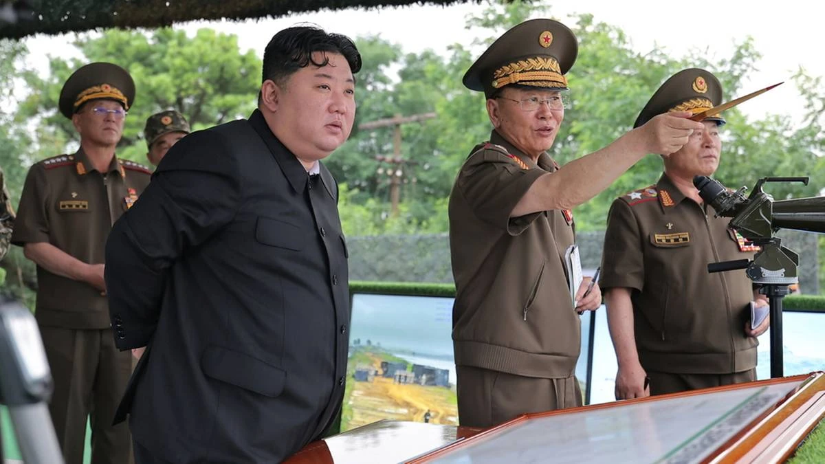 Kim wskazuje palcem na USA. 