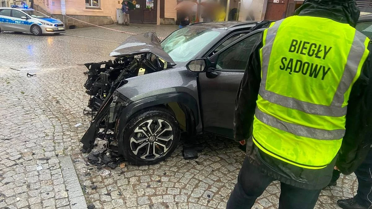 Wjechał na chodnik, potrącił pieszych. Nie żyją dwie osoby