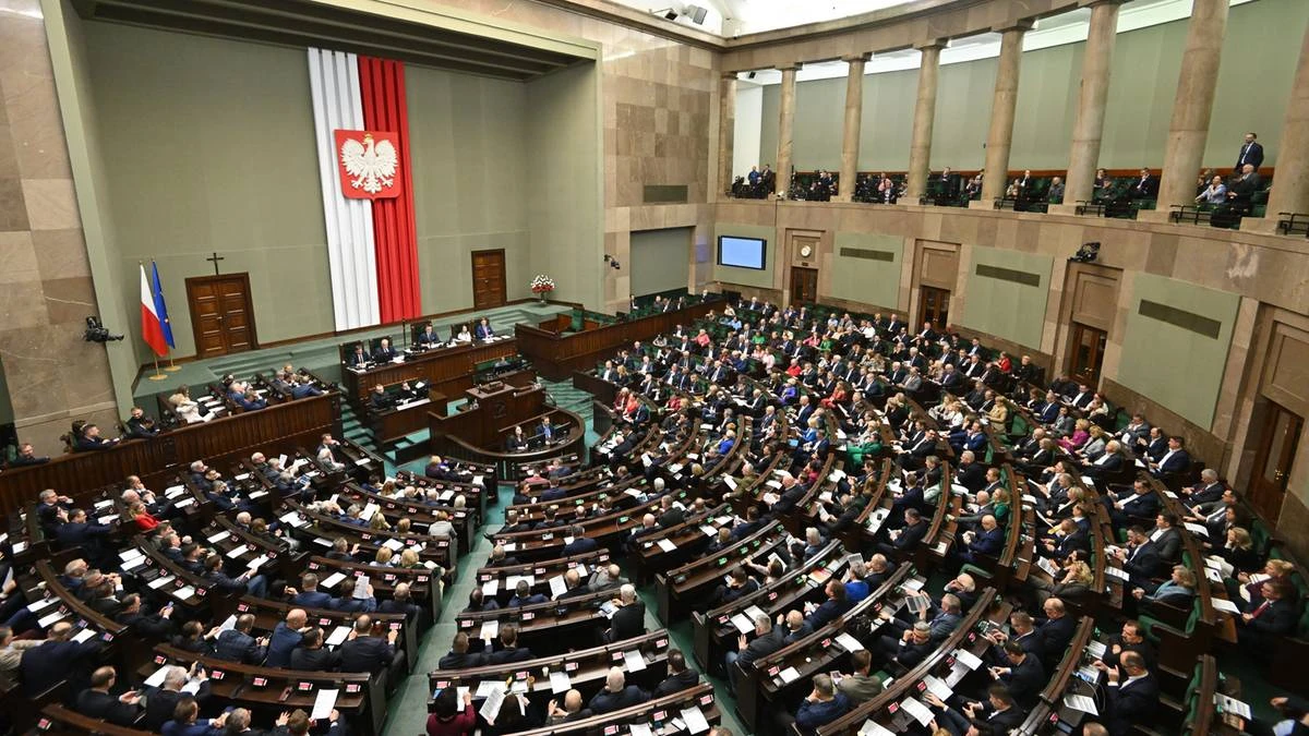 Umacnia się trzecia siła polityczna. Najnowszy sondaż