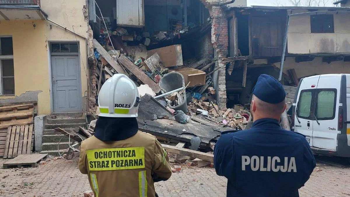 W Wielkopolsce runęła ściana kamienicy. Trwa akcja służb