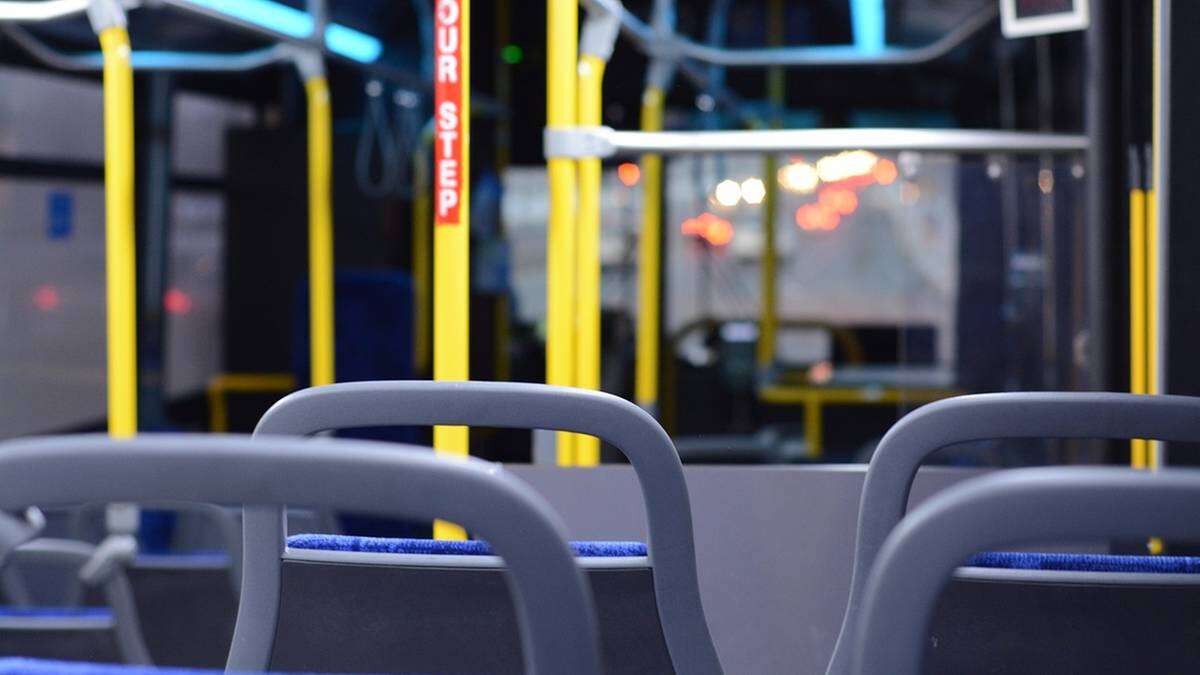 Wzięli broń i ostrzelali autobus w Warszawie. Ich wiek zdumiewa