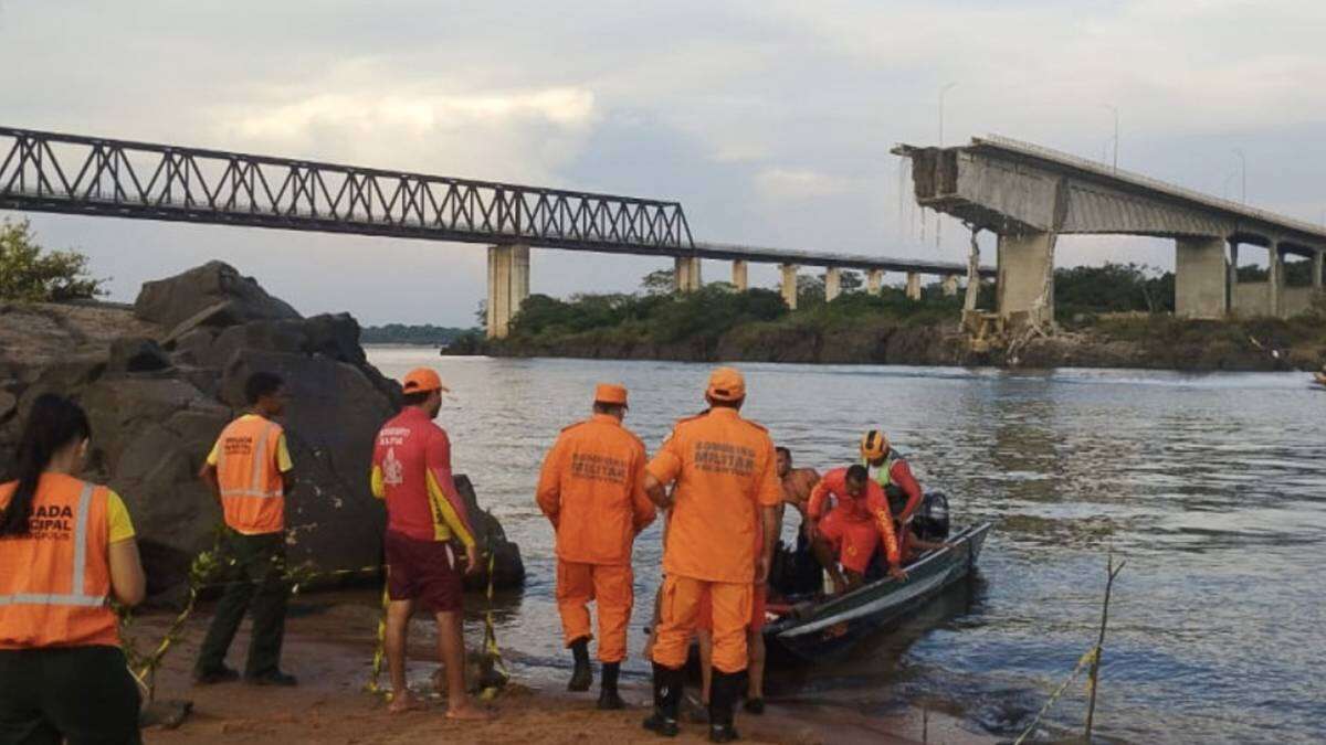 Most runął do wody. Toksyczne substancje utrudniają akcję ratunkową