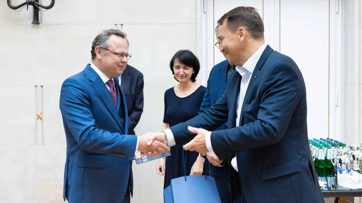 Zmiany w MSZ. Radosław Sikorski oficjalnie pożegnał współpracownika