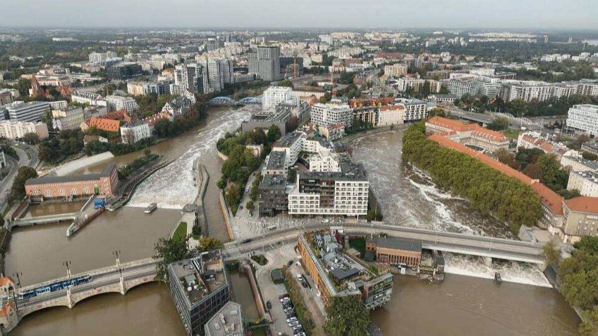 Paraliż Wrocławia po powodzi. Kierowcy utknęli w ogromnych korkach