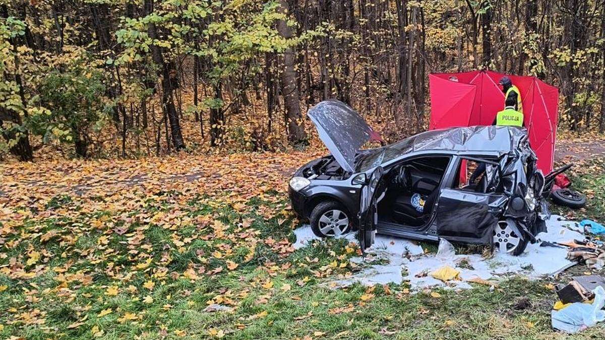 Tragedia na drodze. Osobówka stała w korku, nagle wjechała w nią ciężarówka