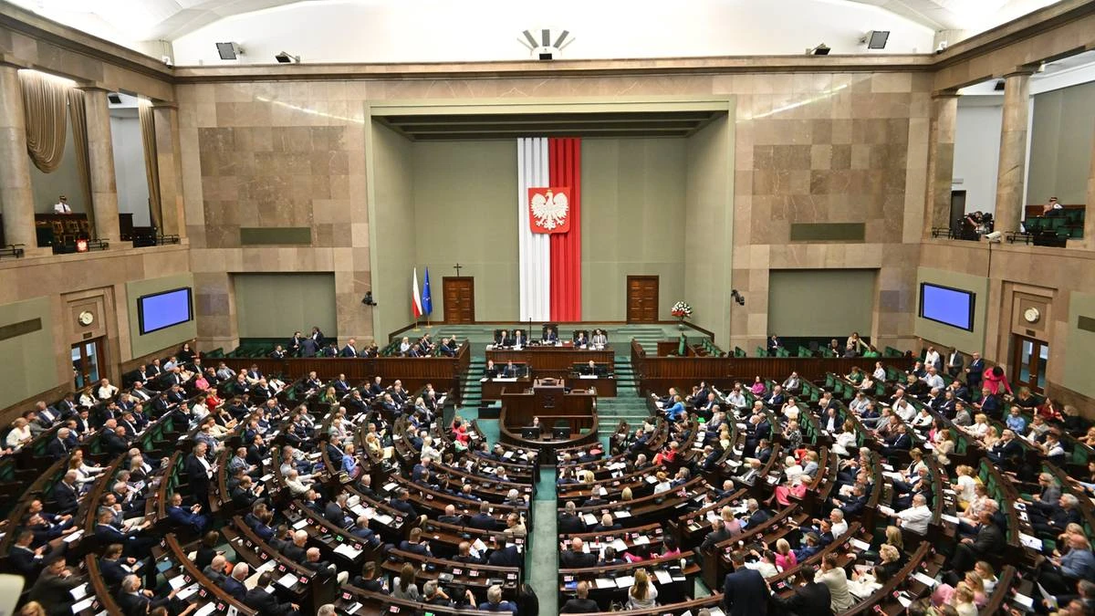 Remis w czołówce, cztery partie poza Sejmem. Nowy sondaż