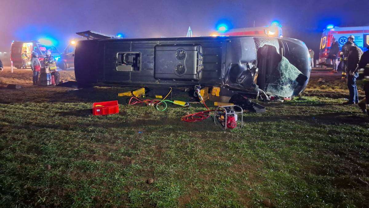 Bus wypadł z drogi. Jest wielu rannych