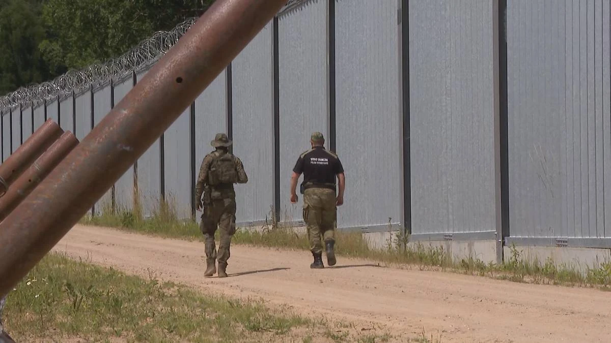 Nowe dane z granicy. Migranci sięgnęli po kamienie i konary