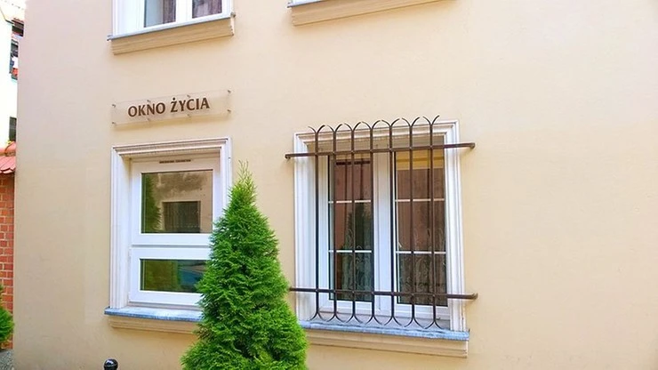Dwumiesięczna dziewczynka w oknie życia w Koszalinie