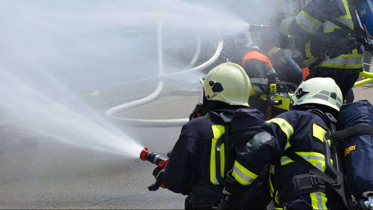 Ewakuacja w środku pod Warszawą. Trwa akcja strażaków