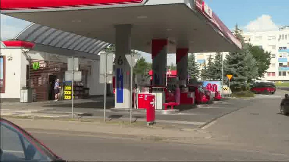 Pijana policjantka z bronią na stacji paliw. 
