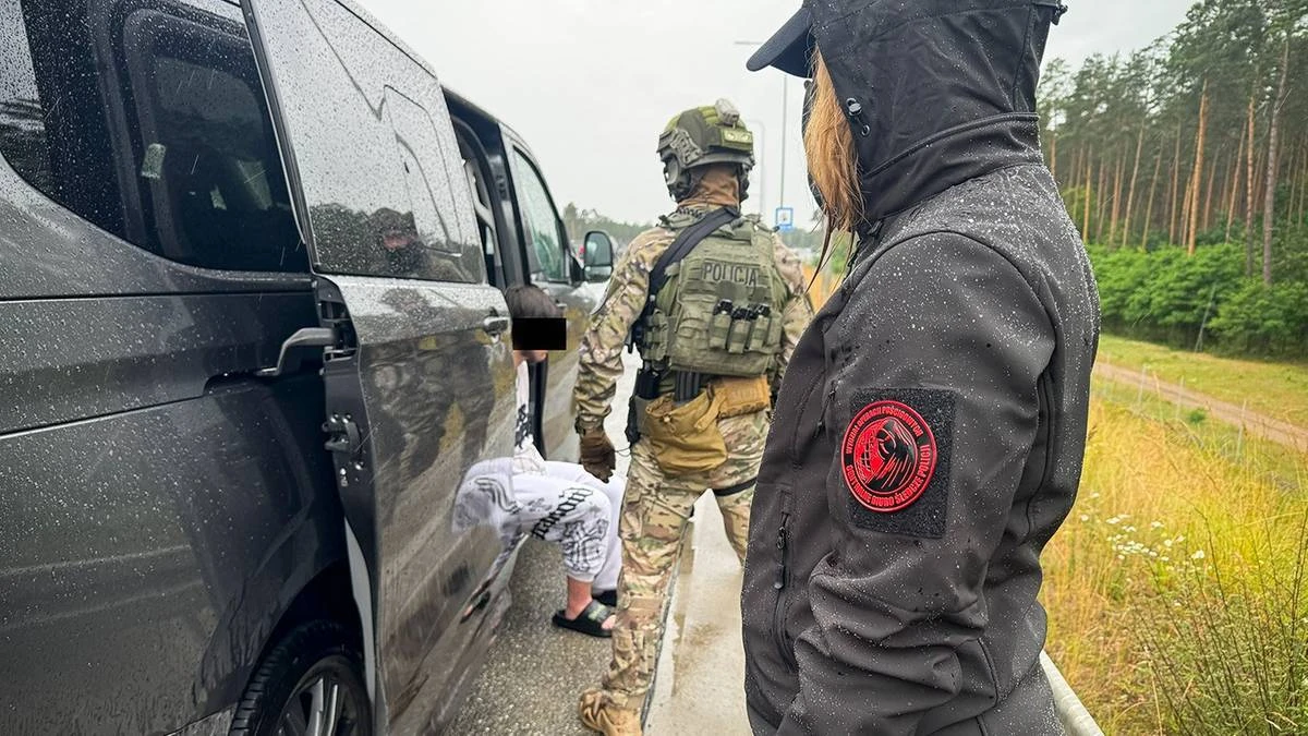 Porywali migrantów, żądali okupu. Polskie służby rozbiły groźny gang