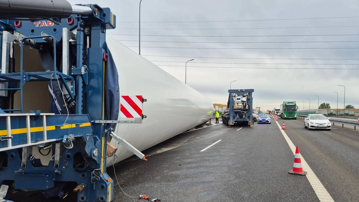 Ogromny element spadł na autostradę. Poważne utrudnienia