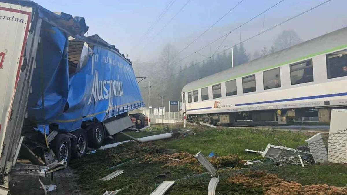 Ciężarówka wjechała pod pociąg. Groźny wypadek w Małopolsce