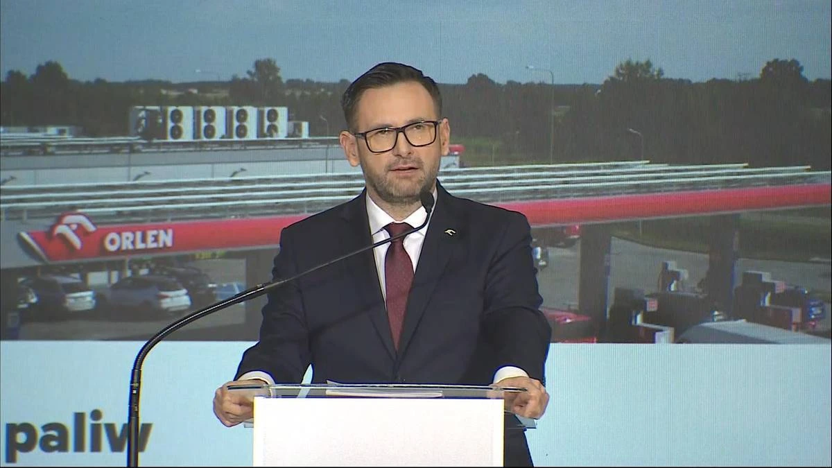 Daniel Obajtek fotografuje stację Orlenu. Nie krył rozczarowania