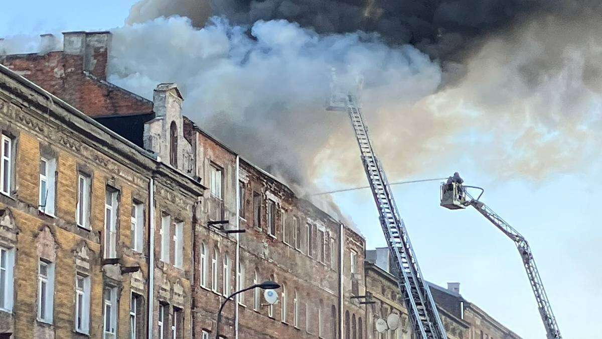 Ogień w kamienicy na warszawskiej Pradze. Trwa akcja straży pożarnej