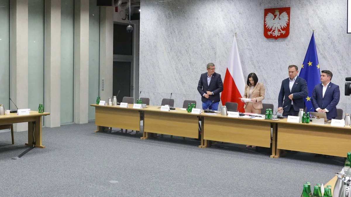 Komisja śledcza ds. Pegasusa. Zeznaje była minister finansów