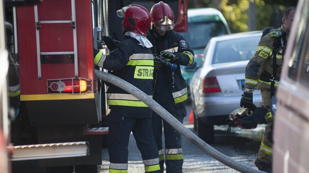 Płonie hala pod Warszawą. W środku tworzywa sztuczne i oleje