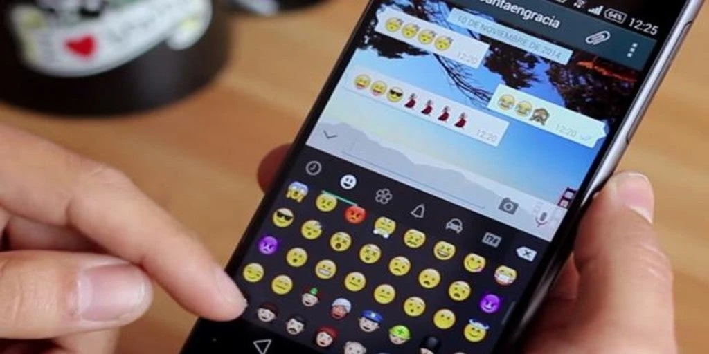 Así se escribe correctamente con «emojis», según la RAE