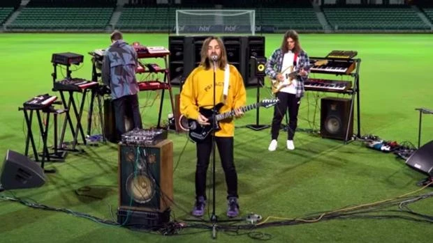 Tame Impala dan un concierto en un estadio vacío para presentar la BSO de «FIFA21»