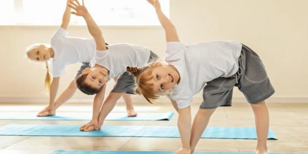 Si quieres mejorar la atención y la memoria de tu hijo, practica yoga con él