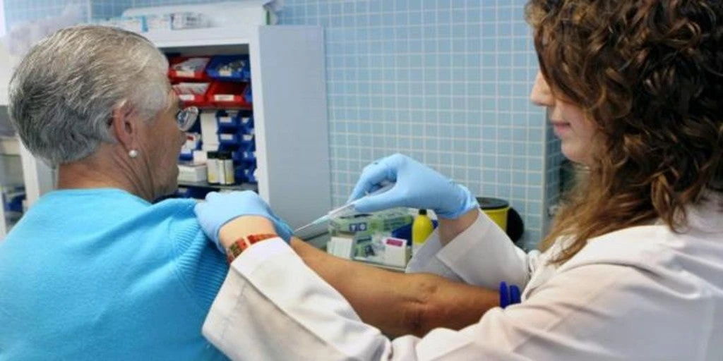 Los médicos de Atención Primaria recomiendan a los mayores ponerse también la vacuna del neumococo 