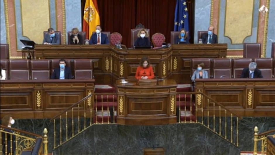 Montero anuncia la bajada del IVA de las mascarillas desechables