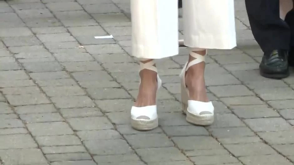 La Reina Letizia da la bienvenida al verano con un look cómodo y juvenil