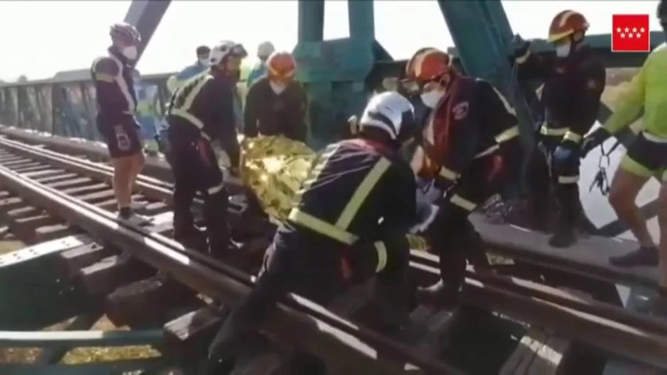 Complicado rescate de un ciclista atrapado en un puente ferroviario