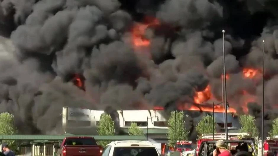 Impresionante incendio en una planta química en Illinois
