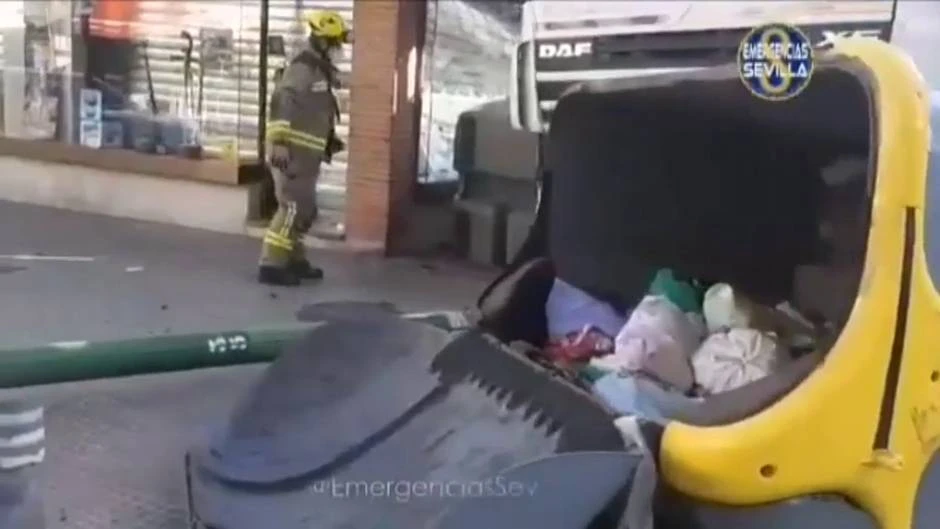 Aparatoso accidente de un camión en Sevilla