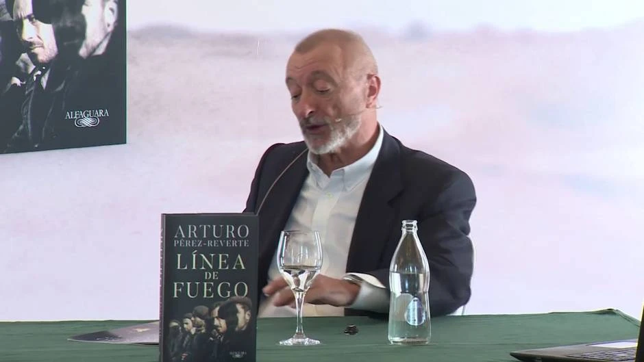 Pérez-Reverte presenta 'Línea de Fuego', una novela 