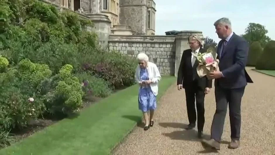 La Reina de Inglaterra recibe una rosa conmemorativa con el nombre del Duque de Edimburgo