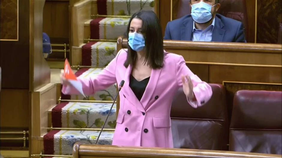 Duro enfrentamiento entre Carmen Calvo y Arrimadas por la reforma del Poder Judicial
