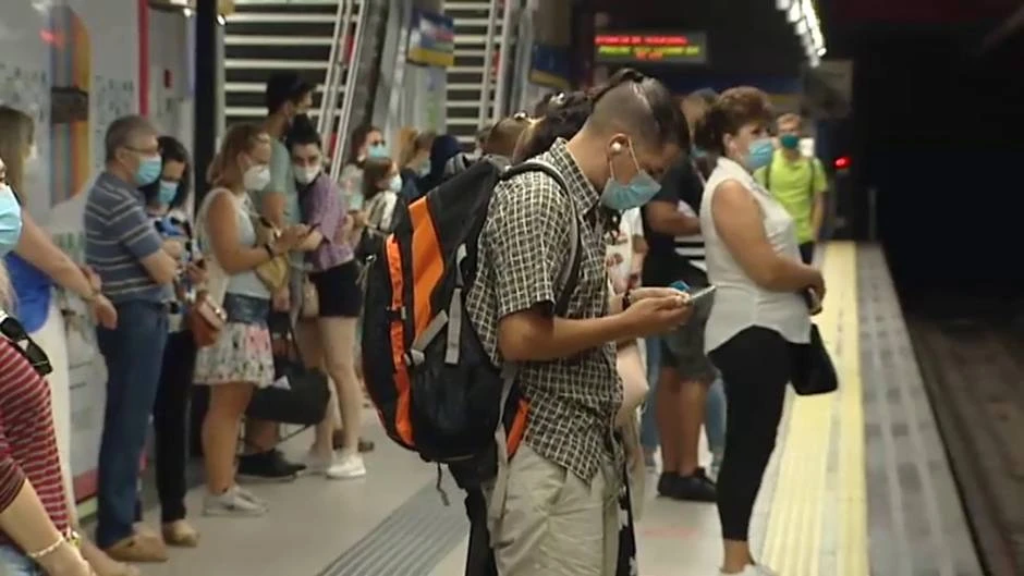 El CISC recomienda mantener el silencio en el metro para reducir los contagios