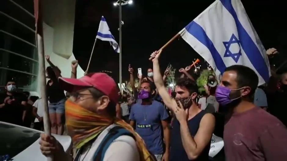 Miles de israelíes protestan contra Netanyahu pese a las restricciones de movilidad