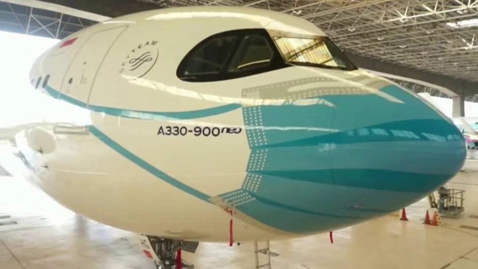 Una aerolínea indonesia pinta uno de sus Airbus con mascarilla para concienciar sobre su uso ante el coronavirus