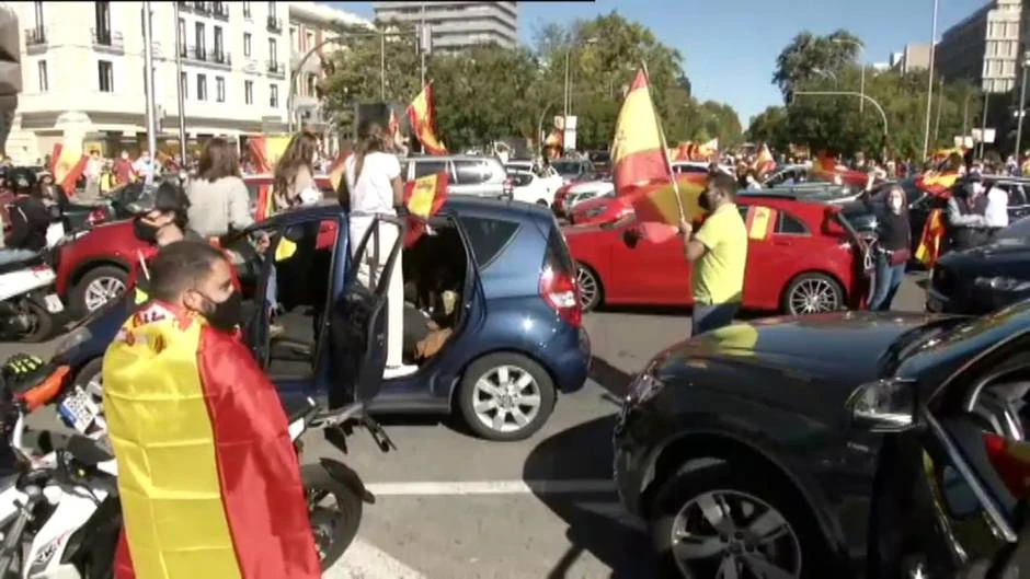 VOX vuelve a manifestarse en coche contra el estado de alarma en Madrid