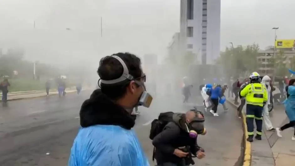 La Policía chilena reprime una manifestación de sanitarios en Santiago