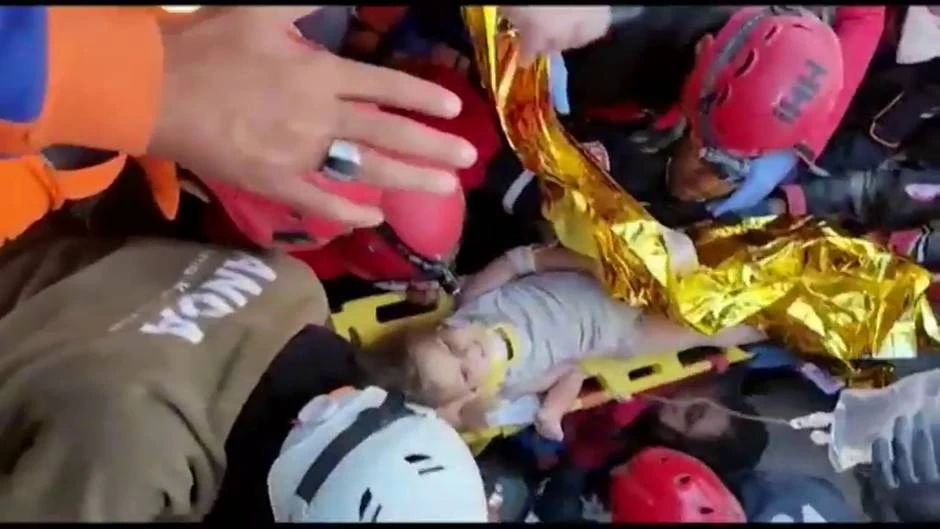 Rescatan a otra niña de 4 años 90 horas después del terremoto