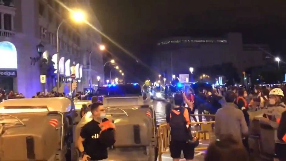 Los manifestantes de CDR se concentran delante de la Jefatura de Policía