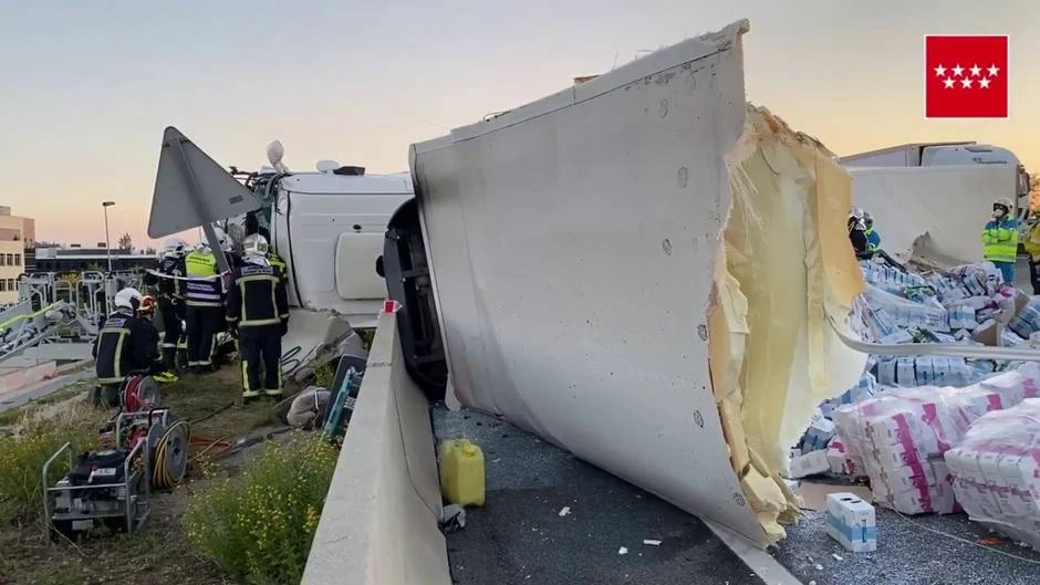 Vuelco lateral de un camión provoca cortes en la M-50