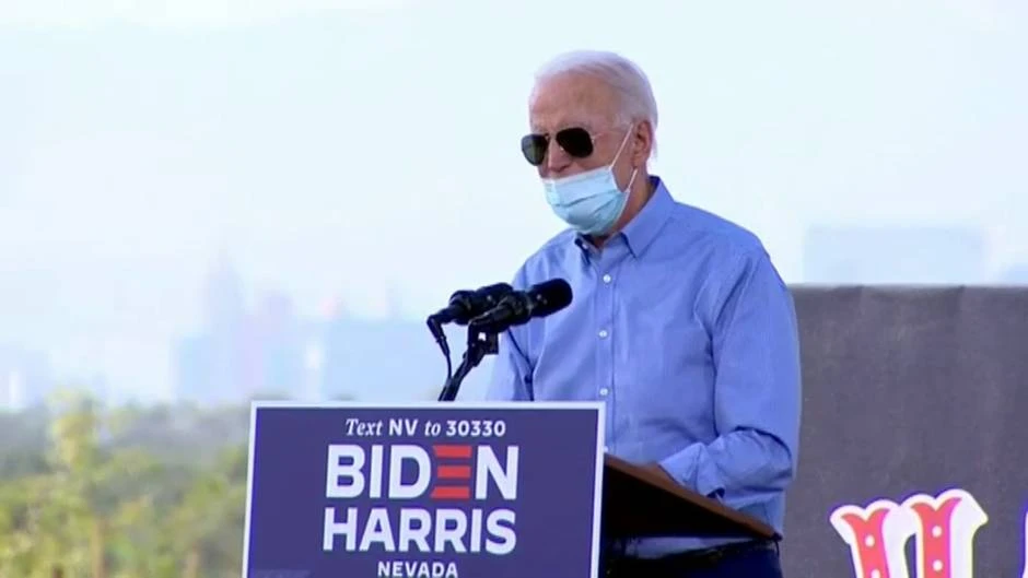 La mascarilla le juega una mala pasada a Biden durante un acto de campaña en Las Vegas