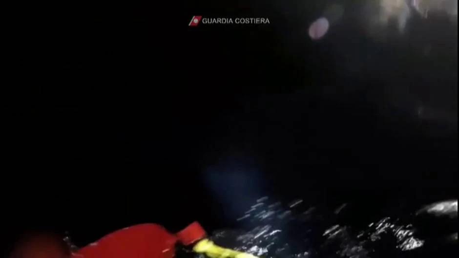 La guardia costera italiana rescata in extremis a un grupo de migrantes en el mar