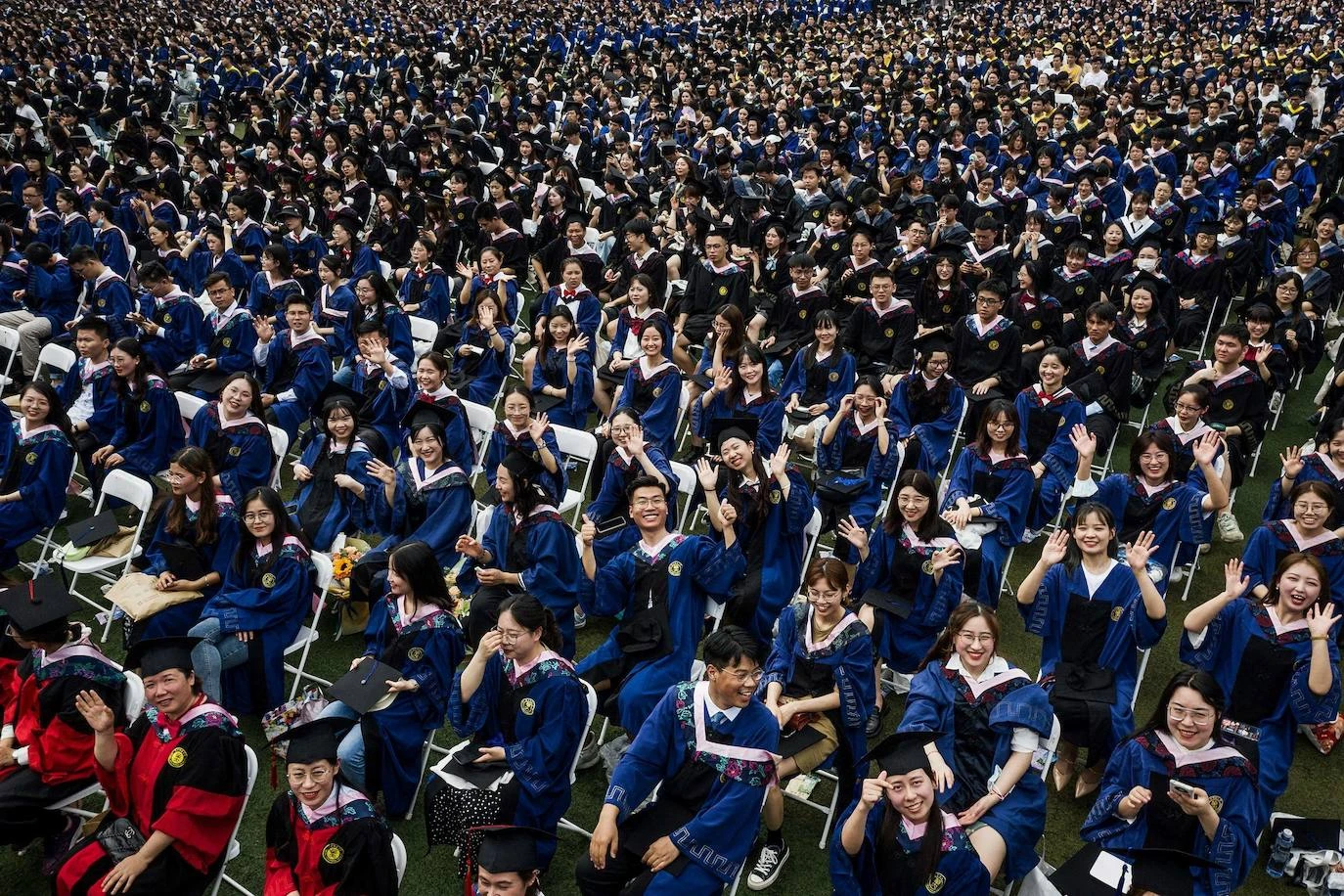 En imágenes: Ni distancia social ni mascarillas, así celebran su graduación los más de 11.000 estudiantes de la Universidad de Wuhan