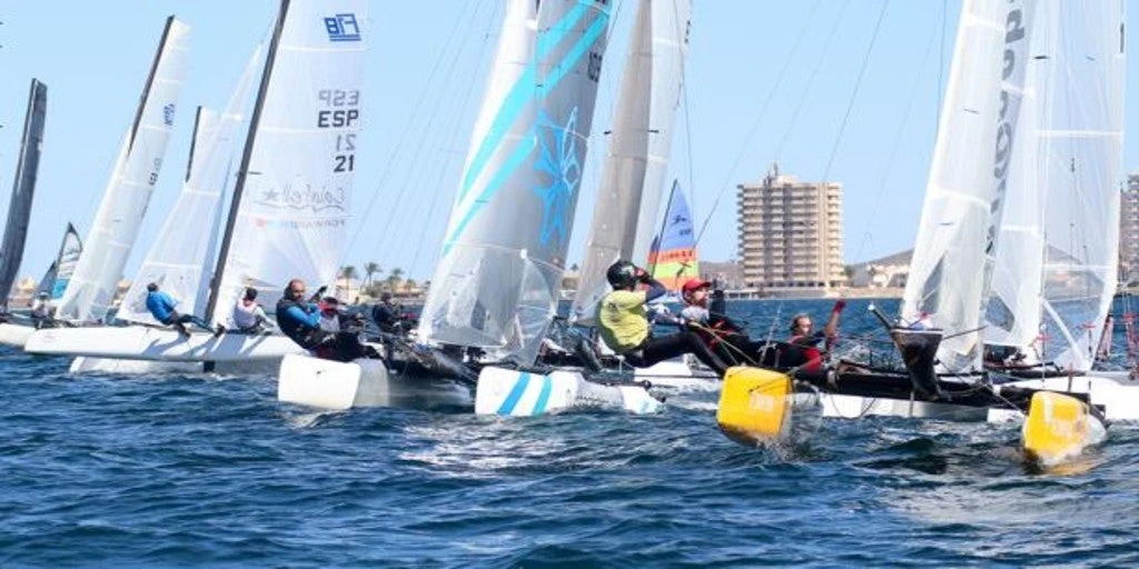 Calavia en Clase A, los Both en F18 y Llabrés en Hobie Cat 16, llegan líderes a la última jornada en La Manga